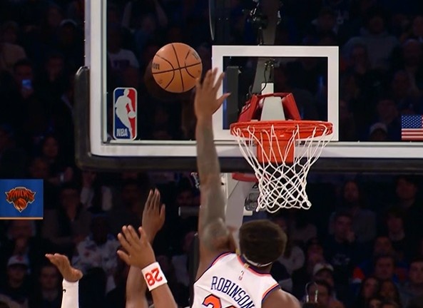 开云体育-候个正着！哈登突破左手上篮被米切尔·罗宾逊钉板大帽