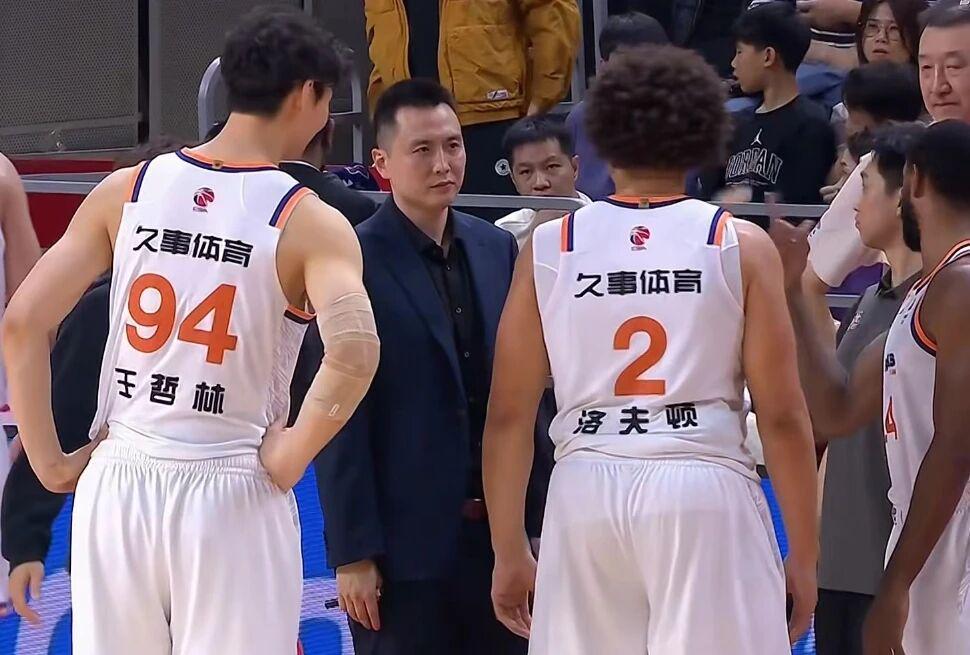 开云-上海男篮14连胜，卢伟赛后发言体现智慧，洛夫顿引卢伟不满被喷！